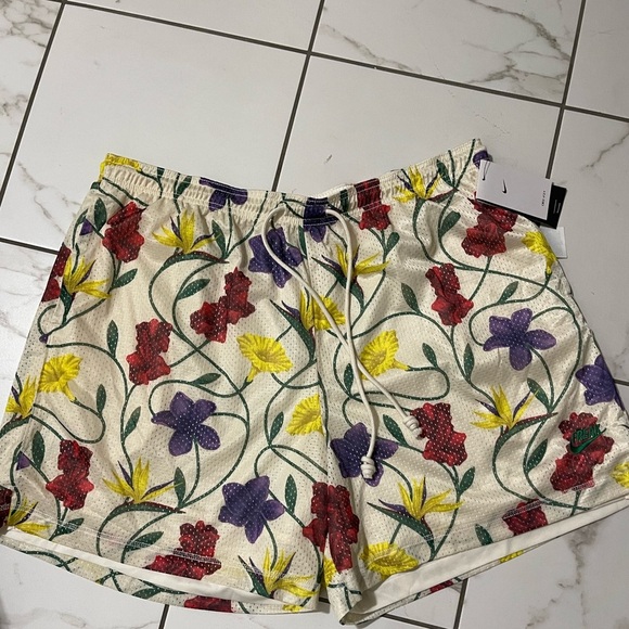 NIKE GIANNIS Reverse-able ISSUE BASKETBALL SHORTS in PALE IVORY/MALACHITE - Picture 10 of 15